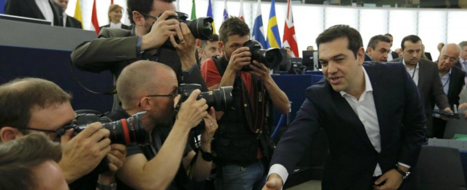 Crisi Grecia, Tsipras prepara pacchetto di riforme. Tusk: “Rendere il debito sostenibile”. Ma Merkel esclude taglio