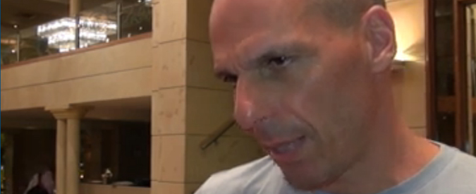 Copertina di Varoufakis al Fatto: “Sono il più votato. Tsipras? Si è arreso, ma io pronto a tornare”