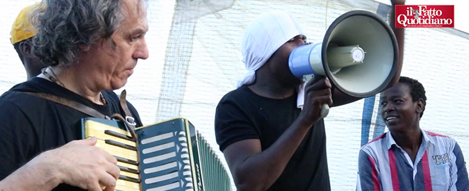 Copertina di Ventimiglia, il gospel dei migranti ‘We’re not going back’ diventa un brano dei Têtes de Bois
