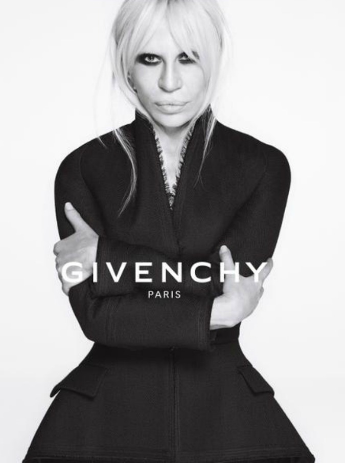Donatella Versace modella per Givenchy: “Cambiamo le regole. La moda è un’alleanza globale”