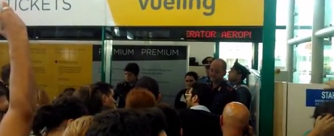 Copertina di Fiumicino, disagi e voli cancellati: nervi tesi tra i passeggeri. Ecco la lite al desk Vueling