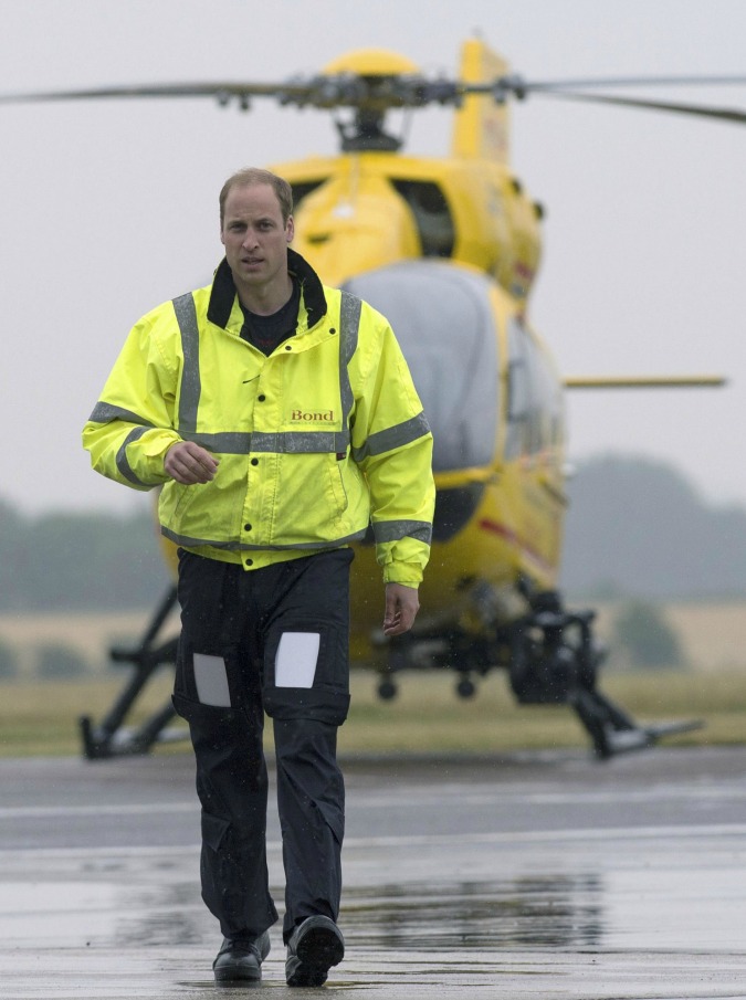 Il principe William pilota di eliambulanze: lo stipendio andrà in beneficenza (FOTO)