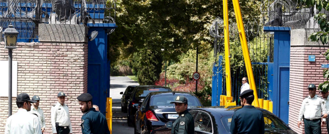 Iran, riapre l’ambasciata britannica a Teheran, issata la Union Jack
