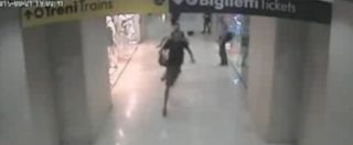 Copertina di Milano, poliziotti inseguono e placcano un ladro in stazione Centrale