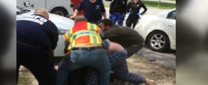 Copertina di Usa, riprende con il cellulare un poliziotto violento e viene arrestato