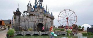 Copertina di Banksy inaugura in Inghilterra Dismaland: il parco divertimenti anti Disneyland