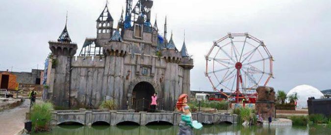 Banksy inaugura in Inghilterra Dismaland: il parco divertimenti anti Disneyland