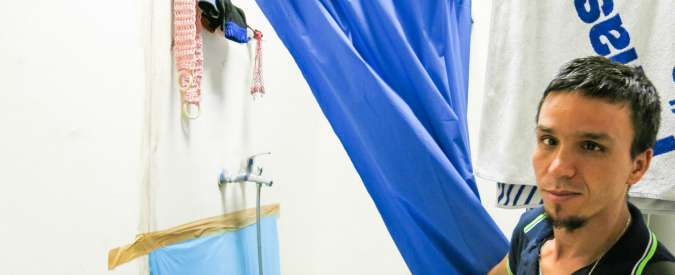 Copertina di Occupazioni Bologna, le famiglie: “Ogni giorno rischio sgombero. Ma senza acqua sarebbe emergenza sanitaria”