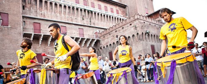 Copertina di Ferrara Buskers festival, a Milano l’anteprima della manifestazione sugli artisti di strada più grande del mondo