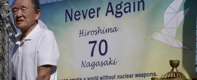 Copertina di Hiroshima e Nagasaki, 70 anni dalla bomba atomica (FOTO) Abe: “Lavoriamo all’abolizione”. Si prepara la visita di Obama