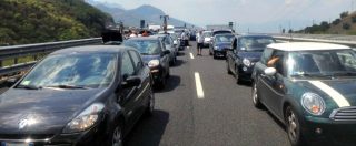 Copertina di Esodo vacanze, automobile in fiamme sull’A3: traffico bloccato tra Petina e Polla