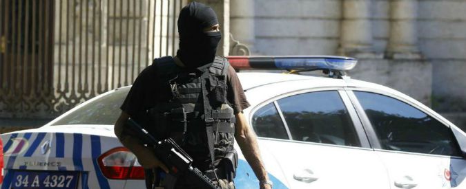 Copertina di Turchia, bomba nel sud-est: otto soldati morti. A Istanbul spari contro palazzo di Dolmabahce