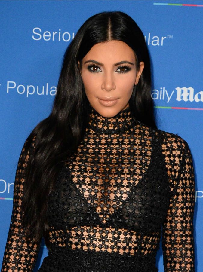 Kim Kardashian rapinata a Parigi: legata e chiusa nel bagno dell’hotel. Il marito Kanye West interrompe il concerto (VIDEO)