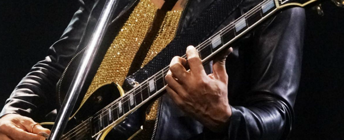 Lenny Kravitz, il rocker è nudo: incidente sexy sul palco, così il live diventa hot (Foto e Video)