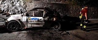 Copertina di Como, incidente al rally: auto in fiamme, morti carbonizzati pilota e navigatore