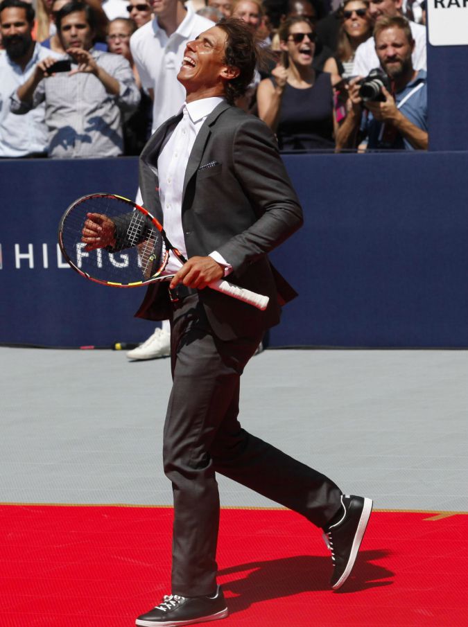 Rafael Nadal, spogliarello sexy in campo. E il tennista testimonial resta in mutande