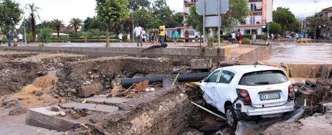 Copertina di Calabria, dopo nubifragio si contano danni: case e negozi distrutti, addio stagione turistica (Foto)