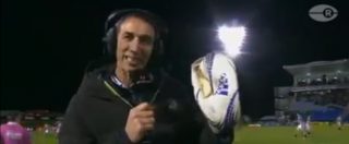 Copertina di Rugby, campione neozelandese schiaccia in meta. E il pallone esplode