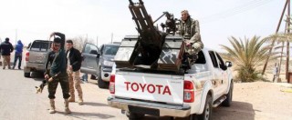 Copertina di Libia, è battaglia a Sirte: Isis bombarda quartieri residenziali. “Uccisi 30 civili”