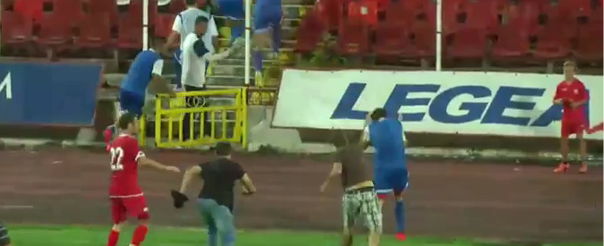 Copertina di Calcio, ultras del Cska Sofia scatenati: aggrediti a bottigliate calciatori israeliani