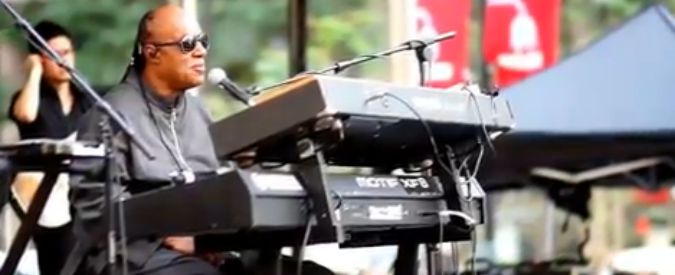 Stevie Wonder si esibisce a sorpresa in tre mini concerti gratuiti a NY, Washington e Philadelphia