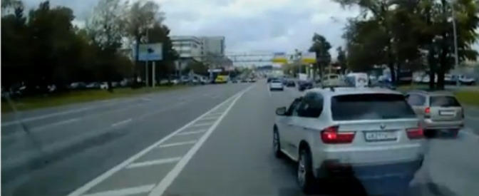 Copertina di La folle manovra del Suv per ostacolare l’ambulanza. Il video che incastra l’automobilista