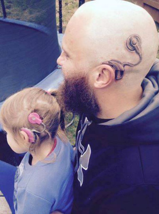 Nuova Zelanda, la piccola Charlotte ha l’apparecchio per l’udito e il padre se lo tatua per solidarietà