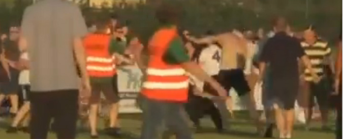 Copertina di Calcio d’estate, rissa continua dentro e fuori il campo. Il nostro blob con tutti gli scontri