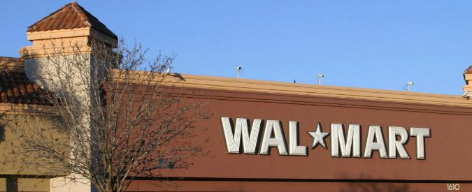 Stati Uniti, la catena Walmart sospende la vendita di armi d’assalto “per motivi commerciali”