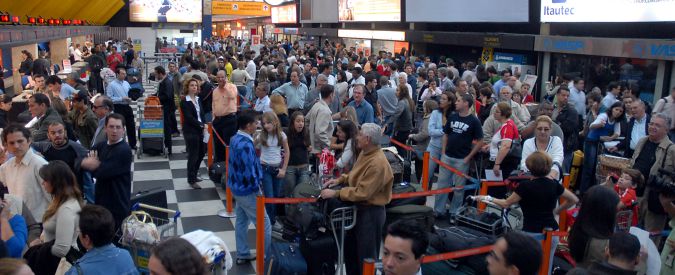 Aerei, i diritti dei passeggeri tra voli cancellati, bagagli persi e overbooking
