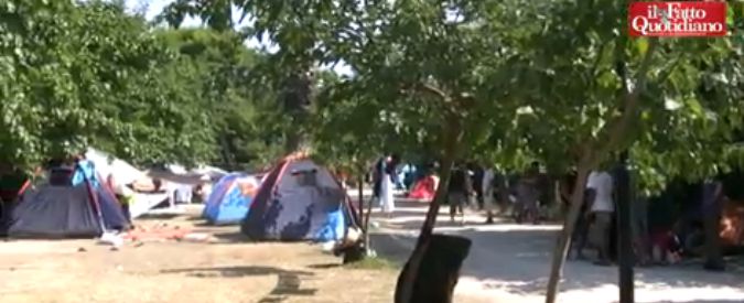 Copertina di Atene, 500 profughi siriani accampati in parco. Ong: ‘Greci non possono più aiutarli’