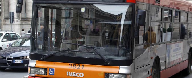 Rimini, molesta bambino su autobus: passeggeri cercano di linciare un 65enne