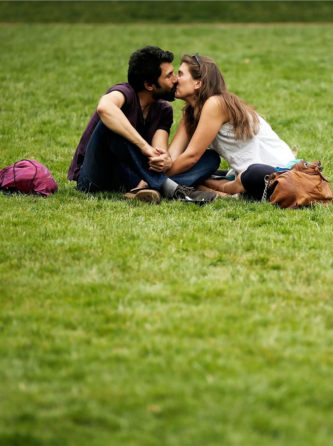 Sorpresa: il bacio non è romantico per tutti. E per una tribù brasiliana è addirittura “disgustoso”