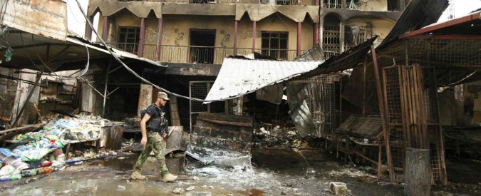 Copertina di Iraq, a Baghdad camion bomba fa strage in mercato sciita: 60 morti, oltre 200 feriti. Rivendicato dallo Stato islamico (Foto)