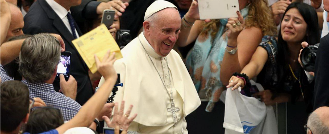 Papa Francesco contro la corruzione nella Chiesa: “Non adori la ‘santa tangente'”