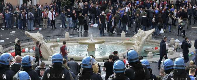 Copertina di Roma-Feyenoord, olandesi devastarono la Barcaccia: nessun tifoso sarà processato: “Non ci sono le immagini video”