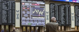Copertina di Madrid, la Borsa “caccia” i broker anziani: “Danno brutta immagine”. Ma loro lottano: “Davanti a telecamere apposta”