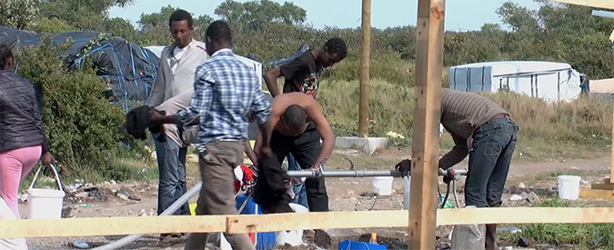 Copertina di Migranti, reportage dal ghetto di Calais. Volontari francesi: “E’ la nostra Ventimiglia”