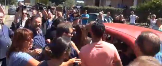 Copertina di Casamonica, messa blindata a Roma: urla e spintoni fuori dalla chiesa tra parenti e cronisti