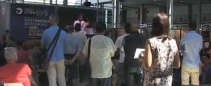 Copertina di Rimini, il popolo di Cl contro i libri gender: “Pericolosi, giusto proibirli. Gay? Sono infelici”