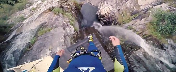 Copertina di Il tuffo dalla cascata è da record. Laso Schaller salta nel vuoto per 58 metri