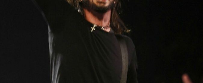 Dave Grohl, come il leader dei Foo Fighters si è trasformato nel figlio illegittimo di Gianni Morandi e Chuck Norris
