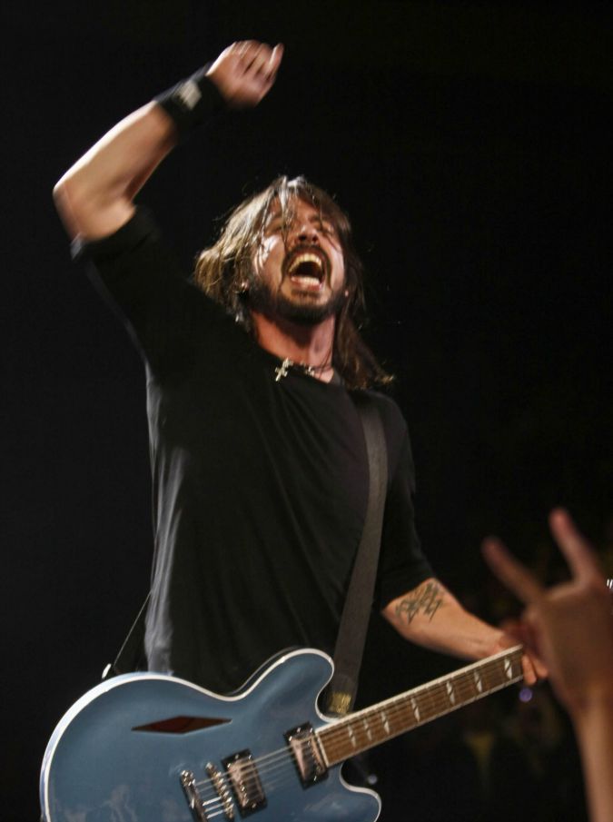 Dave Grohl, come il leader dei Foo Fighters si è trasformato nel figlio illegittimo di Gianni Morandi e Chuck Norris