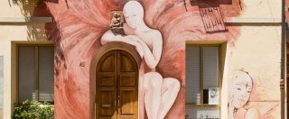Copertina di Dozza, 25esima Biennale del muro dipinto. E per conservare la bellezza (in assenza di risorse) è nato “l’albo dei volontari”