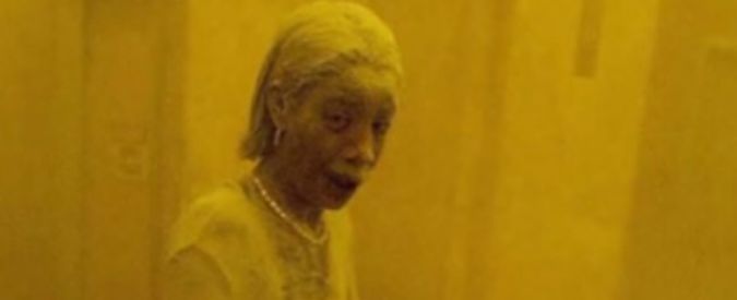 Copertina di Dust Lady morta, la sua immagine fu icona dell’attacco dell’11 settembre 2001