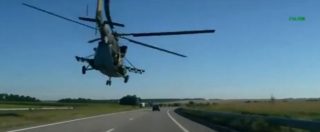 Copertina di Ucraina, un elicottero militare sfiora il tetto di un’automobile sfrecciando a 200 km/h
