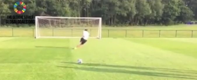 Copertina di Gareth Bale, mister 100 milioni sbaglia il rigore a porta vuota. Ma è per beneficenza