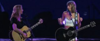 Copertina di Taylor Swift e Lisa Kudrow cantano “Gatto rognoso”, l’indimenticabile hit di Phoebe in Friends