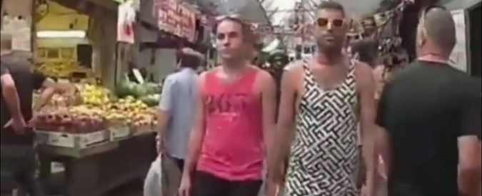 Copertina di Gay a Gerusalemme, l’esperimento sociale della coppia mano nella mano finisce a insulti