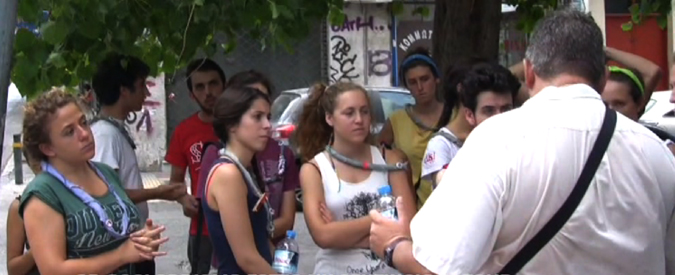 Copertina di Atene, i senzatetto diventano guide turistiche alternative della città in crisi